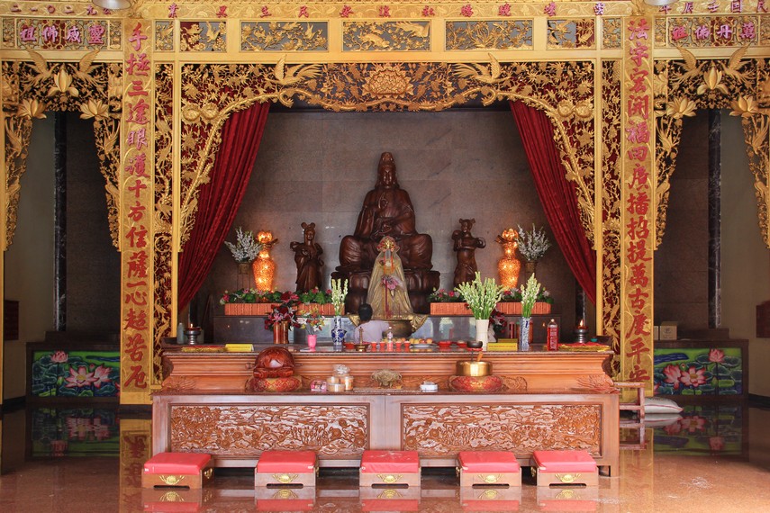 Sunan Gunung Jati konon membangun vihara ini untuk para pengikut Putri Ong Tien yang tidak lain adalah istrinya sendiri