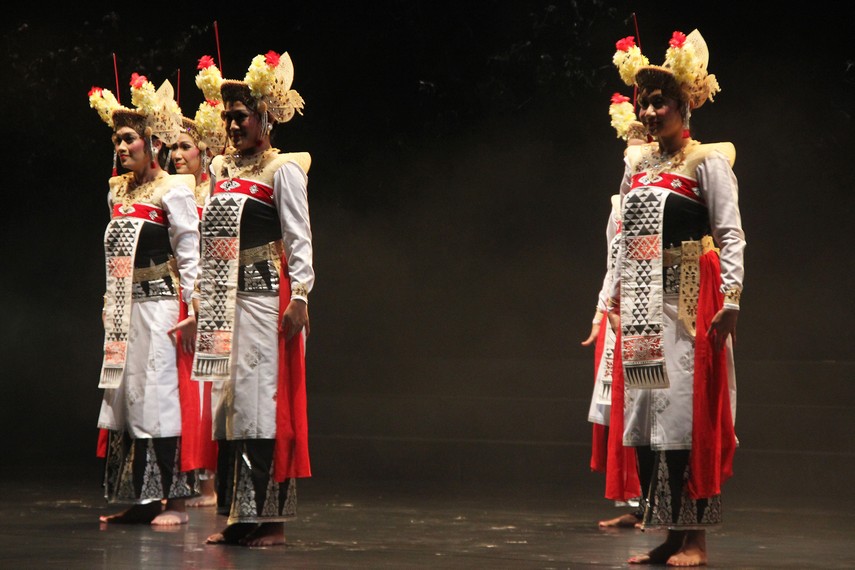 Calon Arang dalam budaya Bali berkembang dalam tradisi grubug atau geguritan