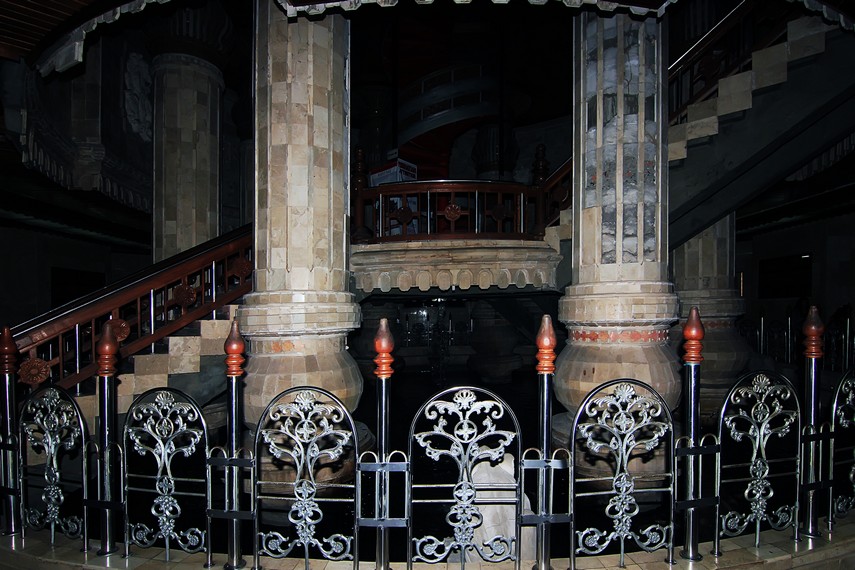 Tangga menuju lantai tengah, tempat dipamerkannya 33 diorama sejarah Bali