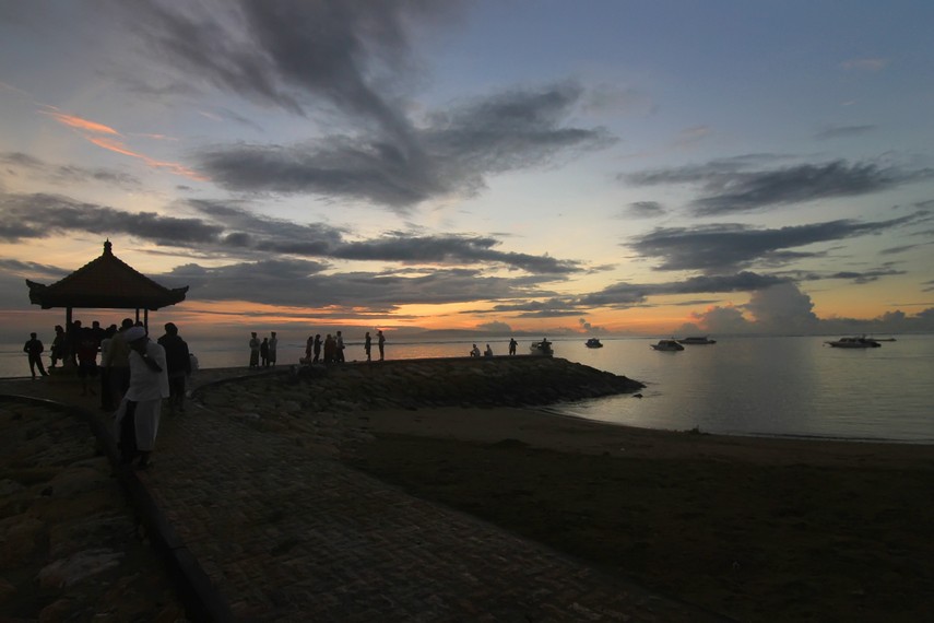 Para pengunjung biasanya memadati Pantai Sanur pada pagi hari, menjelang matahari terbit