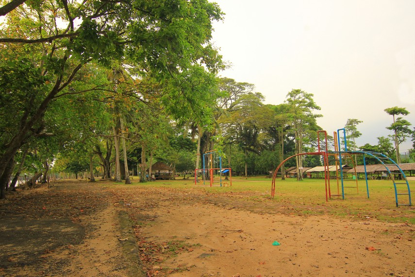 Arena bermain untuk anak-anak yang berada di sekitar Pantai Matahari Carita