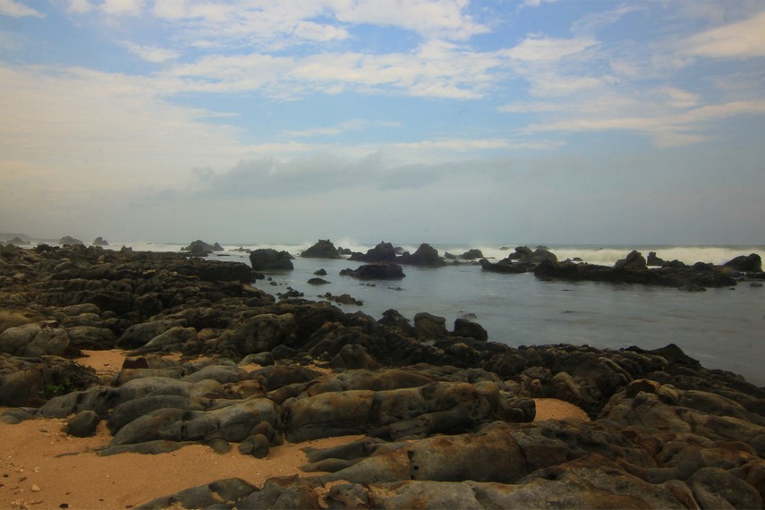 Karang yang menyongsong ke arah laut membuat pantai ini dinamakan Karang Songsong