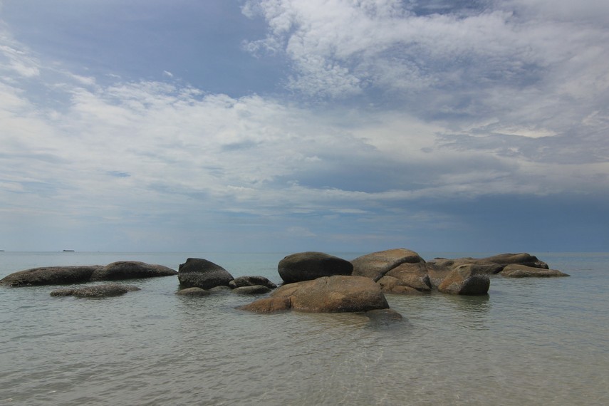 Jernihnya air laut di Pantai Rambak hingga permukaan bebatuan granit dapat terlihat dari permukaan