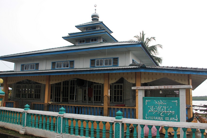 Masjid Misbahul Islam yang berada dekat dengan rumah adat tempat warga Selat Nasik beribadah