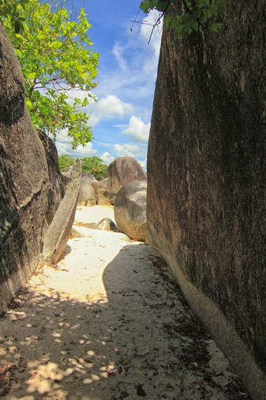 Mengelilingi batu granit menjadi aktivitas menyenangkan yang dapat dilakukan pengunjung di Pantai Tanjung Tinggi