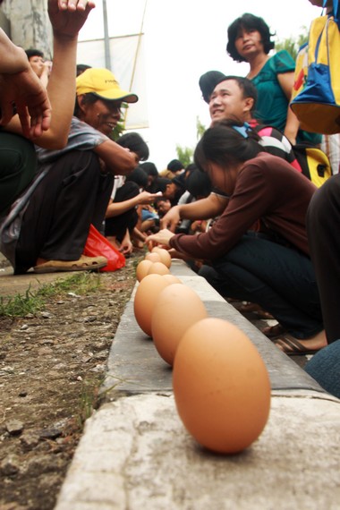 Meski ada yang gagal, banyak di antara masyarakat yang berhasil mendirikan telur di waktu Twan Ngo