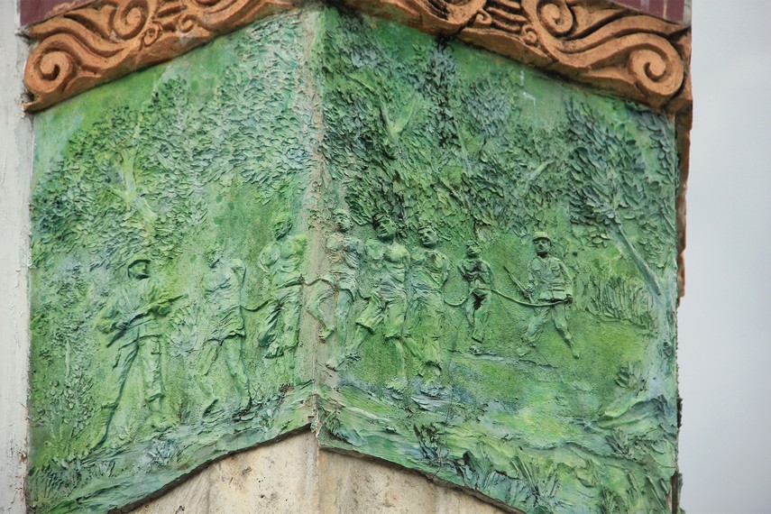 Pada bagian tengah menara terdapat relief yang menggambarkan kekejaman penjajah Belanda kepada rakyat Selat Nasik