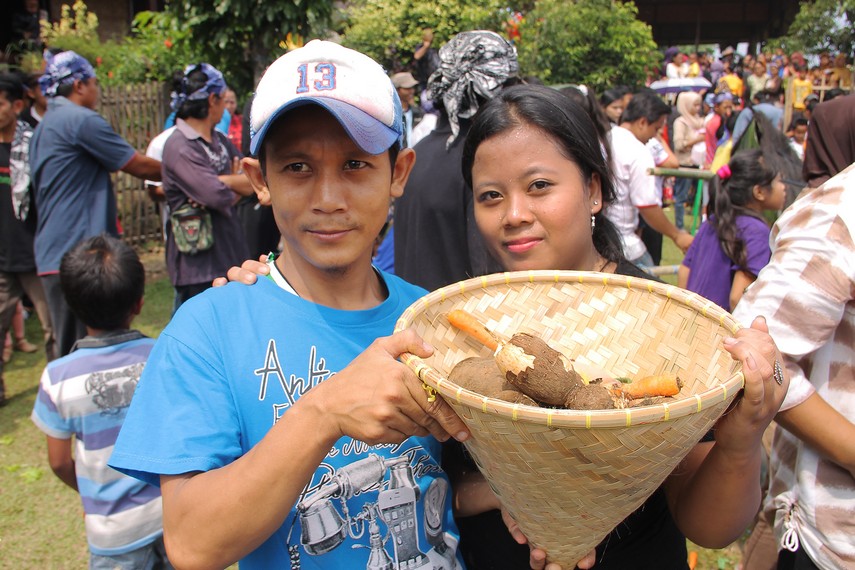 Parebut Dongdang merupakan wujud pesta rakyat Kampung Budaya Sindang dalam menyambut waktu panen raya