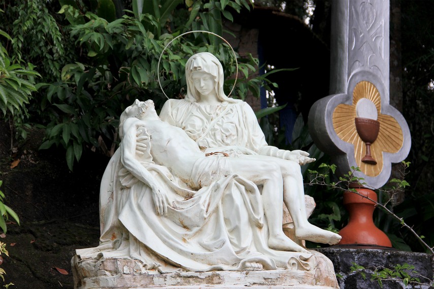 Patung Bunda Maria yang sedang memangku Yesus putranya yang terdapat di halaman depan Gua Maria