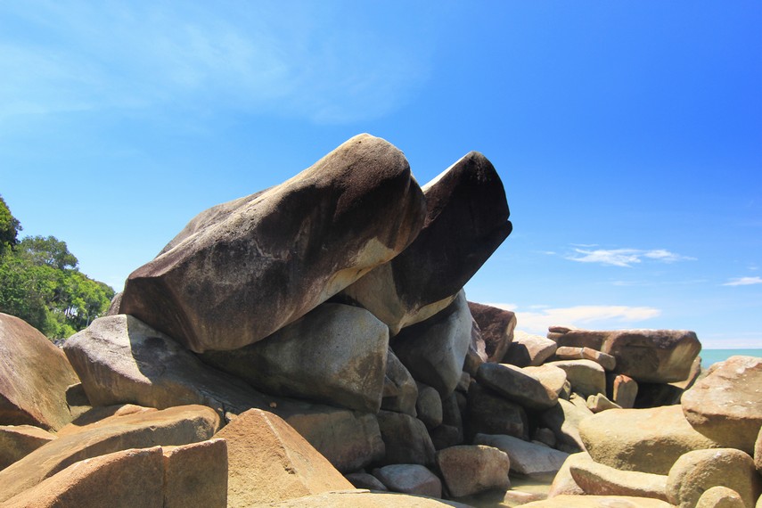 Pengunjung juga dapat melihat tumpukan batu granit yang menjadi ciri khas Pantai Tanjung Batu