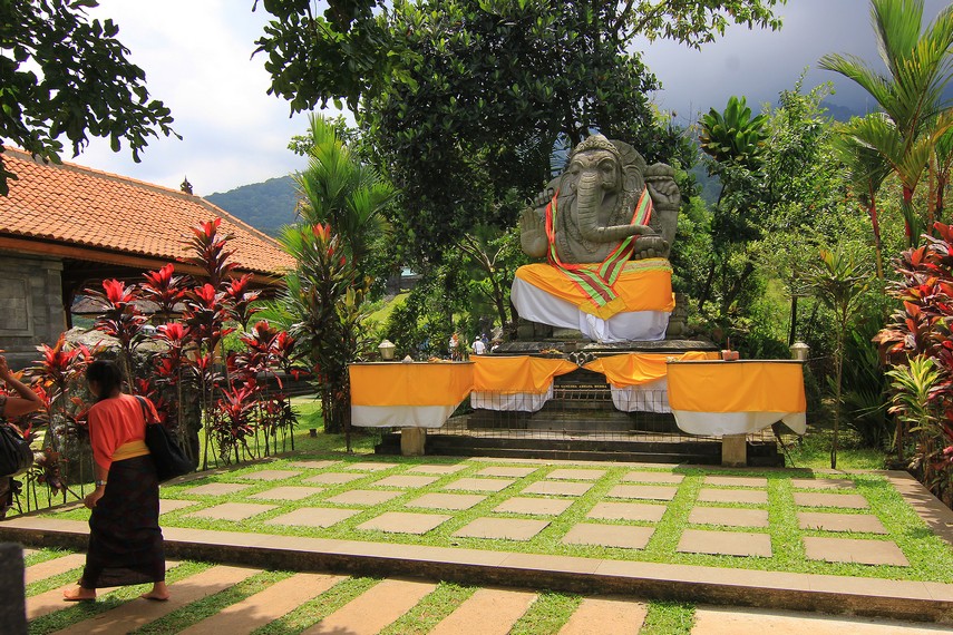 Pura Parahyangan Agung Jagatkartta berlokasi di Jalan Nenas, Desa Warung Loa, Kecamatan Taman Sari, Bogor