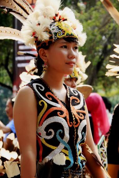 <i>Sapek sapay</i> bagi perempuan berbentuk rompi yang dihiasi oleh manik-manik dengan pola khas Dayak