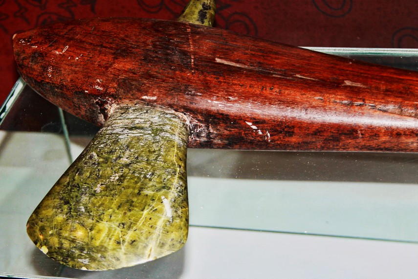 Senjata tradisional kapak batu menggunakan bahan utama batu nefrit yang didapat dengan cara dibarter