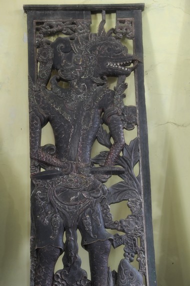 Ukiran dinding dari kayu jati menggambarkan Paksi Naga Jalma. manusia berkepala burung dan berkulit naga