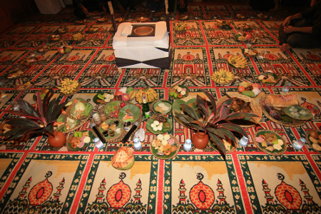 Selesai ritual, para kokolot dan masyarakat dipersilahkan memakan berbagai sajian yang ada