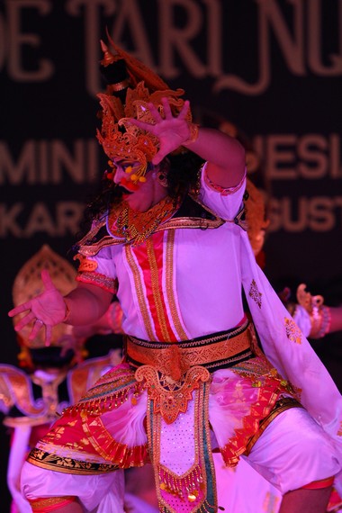 Seorang penari berperan sebagai Dewi Durga Mahisasura Mardini yang berhasil mengalahkan Raksasa Rakta
