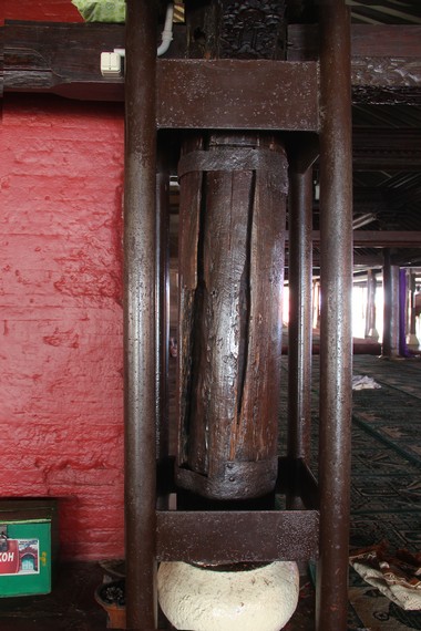Tiang besi yang biasa digunakan sebagai penopang tiang asli yang terlihat telah dimakan usia