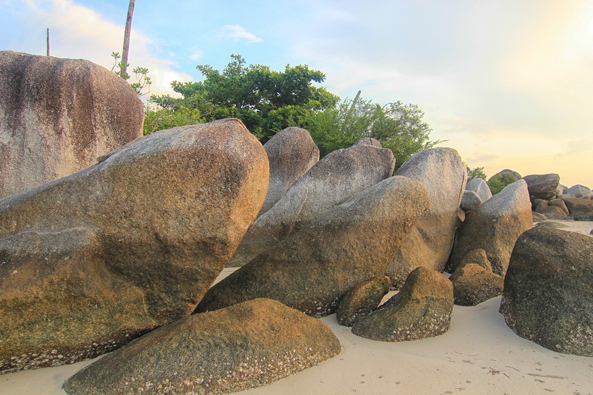 Tumpukan batu granit seperti menjadi dekorasi yang menambah kecantikan Pantai Tanjung Kelayang