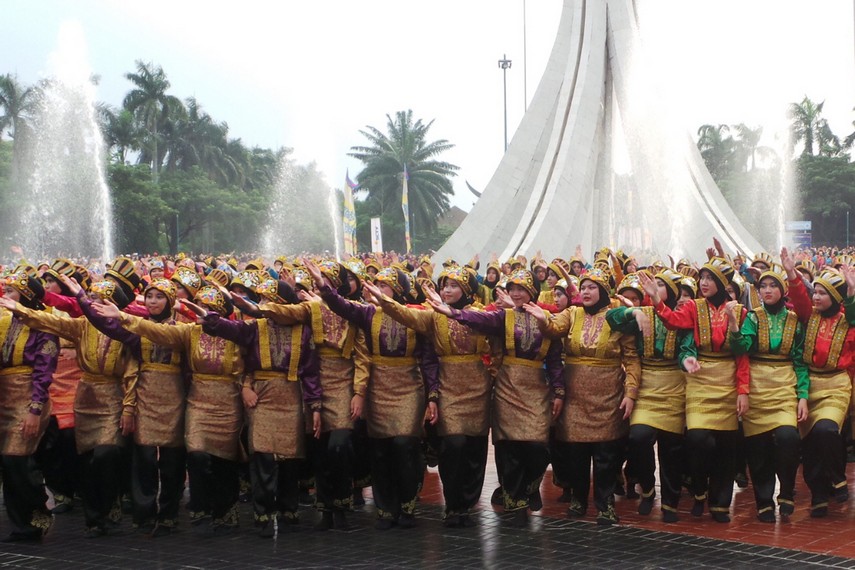 Tari ratoh jaroe di pertunjukan dalam rangka merayakan hari jadi Taman Mini Indonesia Indah ke 40 tahun