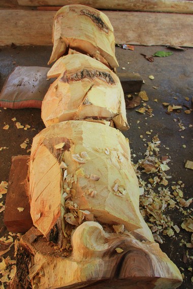 Bahan ukiran jepara kebanyakan menggunakan kayu tembesi atau sebagai media ukir
