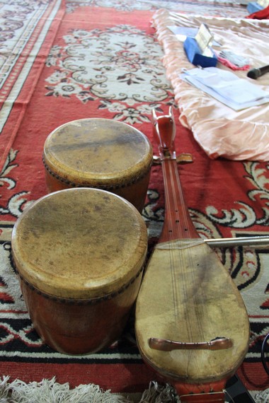 Dalam musik Melayu, gambus biasanya dipadukan dengan beberapa alat musik lain seperti gendang