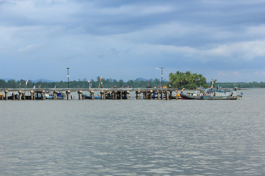 Dermaga kapal nelayan menjadi salah satu pemandangan yang menarik di Pantai Batu Dinding
