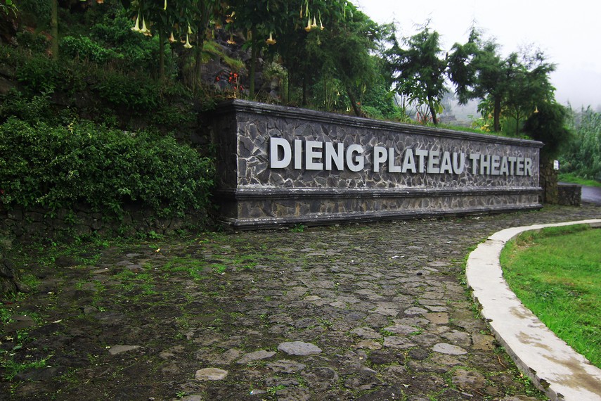 Dieng Plateau Theater terletak agak jauh dan tersembunyi. Pengunjung akan melewati beberapa objek wisata sebelum tiba di tempat ini