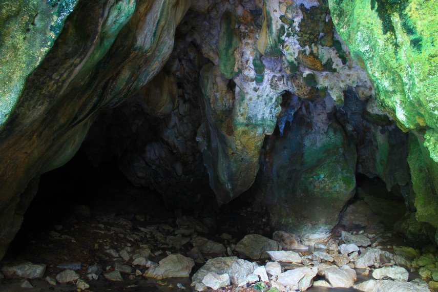 Selain pantai, di area ini terdapat gua yang letaknya di pojok kanan pantai yang diberi nama Gua Sarah