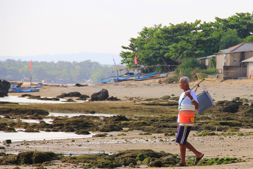 Pengunjung juga dapat melihat aktivitas para nelayan yang akan menangkap ikan di laut