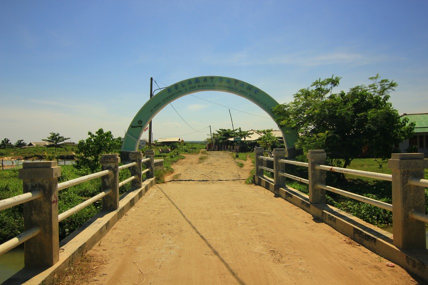 Pintu gerbang bagi pengunjung yang ingin memasuki kawasan Pantai Cibuaya