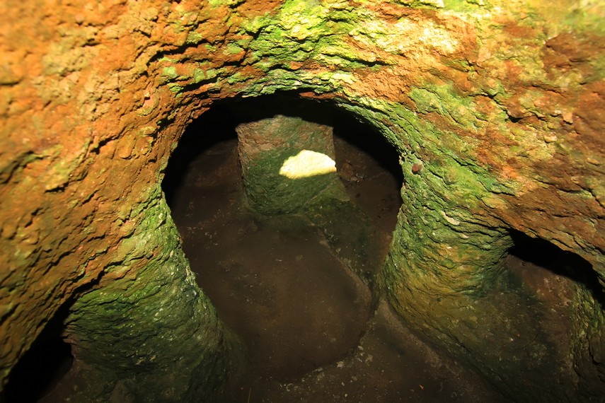 Ruang-ruang di rumah bawah tanah ini dihubungkan dengan lorong-lorong setinggi 150 cm