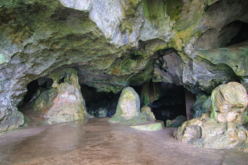 Melalui mulut gua inilah pengunjung dapat menyusuri jalan setapak yang melintasi gua