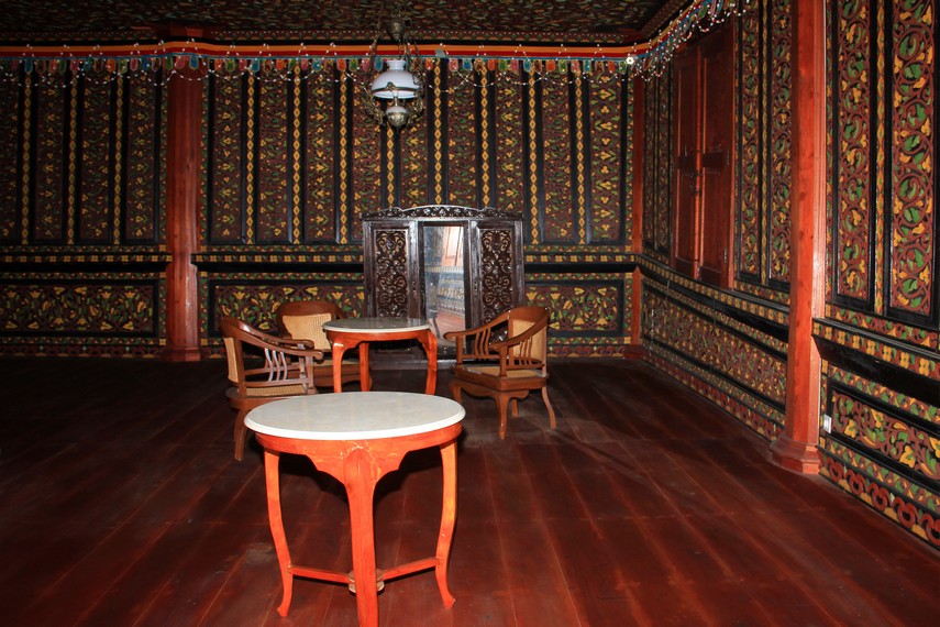 Ruangan lantai teratas disebut anjung peranginan, tempat raja bersantai dan mengawasi sekeliling istana