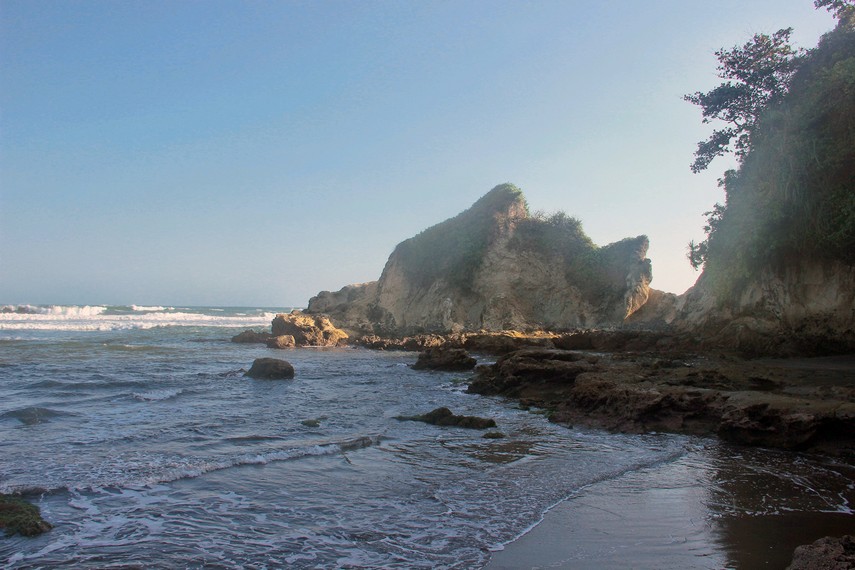 Batu-batuan karang di sekitar pantai menjadi ciri khas utama Pantai Karang Nini