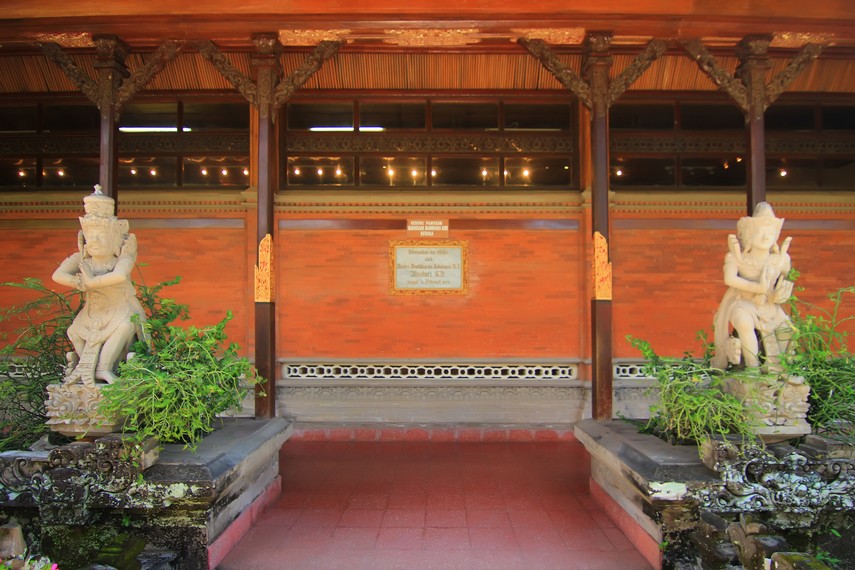 Gedung pameran Mahudara Mandara Giri menyimpan koleksi benda seni tradisional Bali