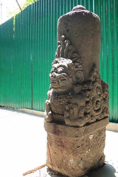 Arca dayang-dayang menjadi salah satu dari beberapa arca yang terdapat di Situs Arca Jogo Dolog