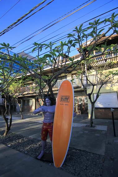 Kuta menjadi salah satu simbol pariwisata Bali, terutama sebagai tempat belajar para peselancar pemula