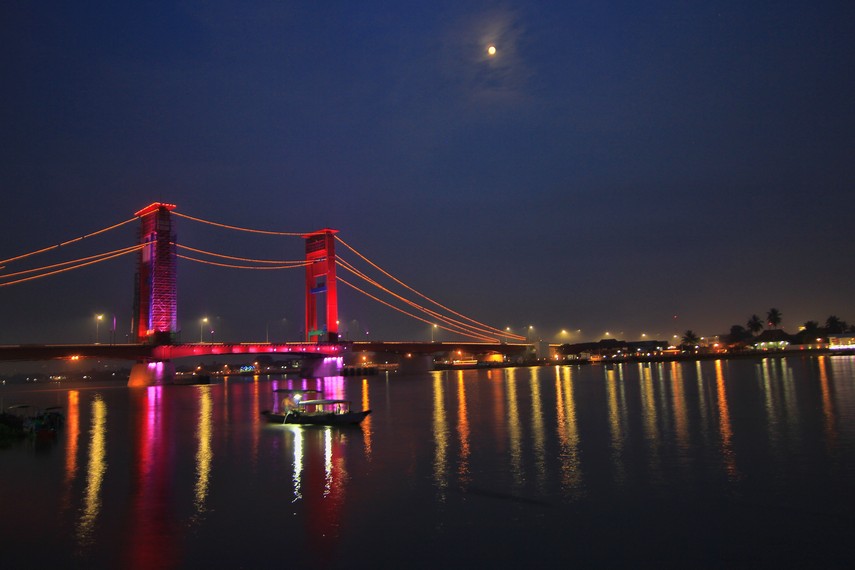 Jembatan Ampera merupakan ikon kota Palembang yang menghubungkan daerah Ilir dan Ulu