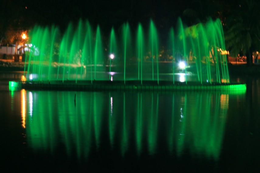 Keindahan air pancur yang bisa disaksikan pada malam hari di danau Taman Kambang Iwak
