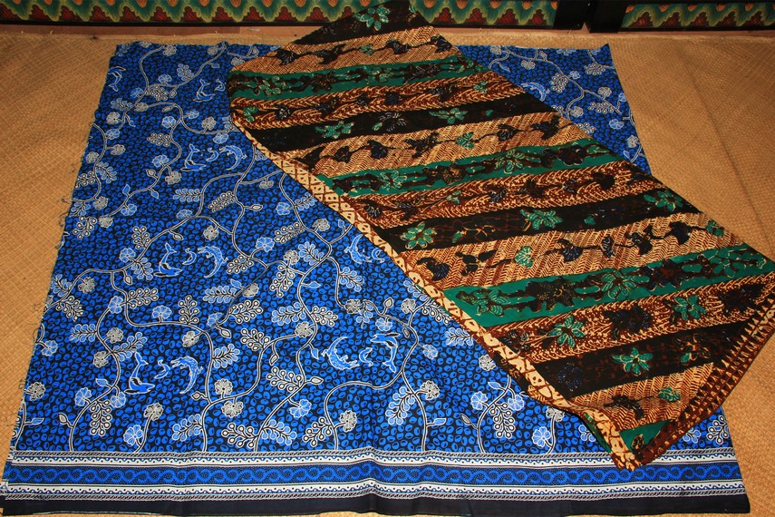 Batik Jawa Timur sebagian besar merupakan batik pesisir yang mempunyai ciri khas pada pewarnaannya yang lebih semarak