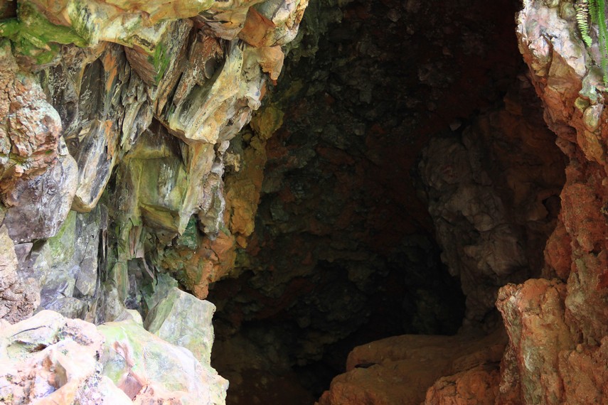 Goa Kaneng terdiri dari dua gua pertama mempunyai kedalaman sekitar 10 meter, sementara gua kedua kedalamannya mencapai hingga 20 meter