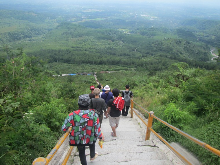 Perjalanan menurun yang harus ditempuh pengunjung setelah puas menikmati indahnya kawah Gunung Galunggung