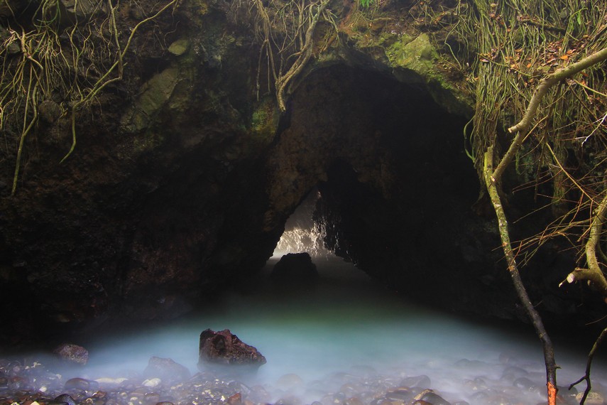 Begitu sampai di Gua Kelelawar, pemandangan pertama yang terlihat adalah mulut gua yang menganga besar