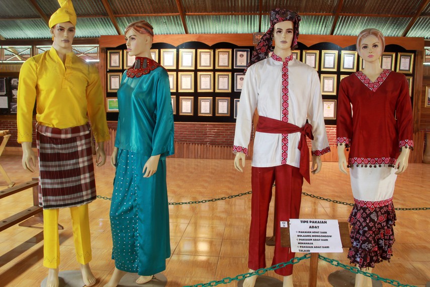 Pakaian adat dari Bolaang Mongondow dan Talaud menjadi salah satu koleksi yang ada di Museum ini