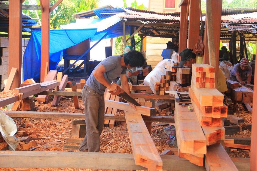 Aktivitas para pengrajin yang sedang memotong kayu menjadi pemandangan saat kita berkunjung ke desa ini