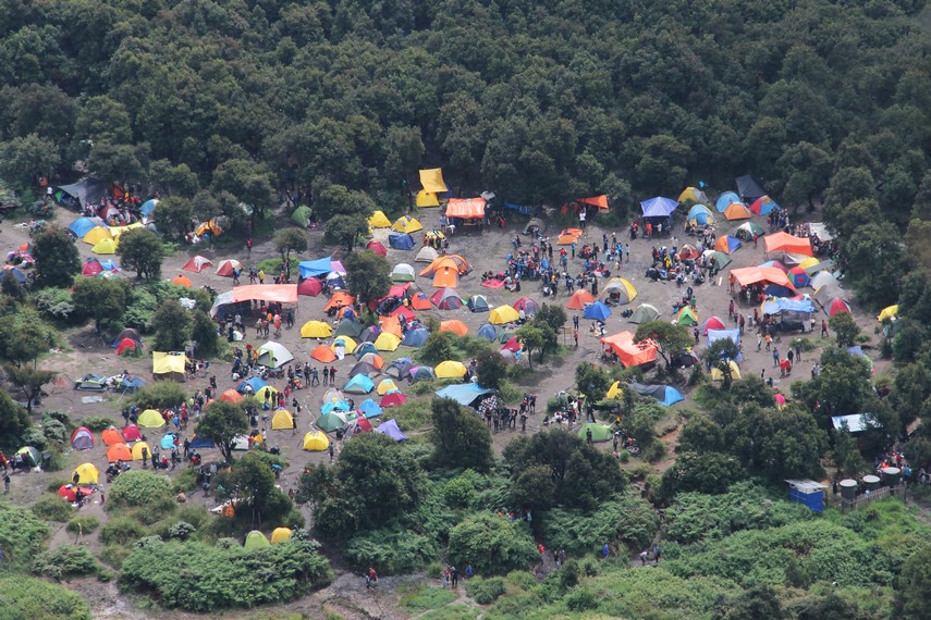 Pemandangan kemah pendaki Gunung Papandayan menjadi salah satu yang menarik di Gunung Papandayan