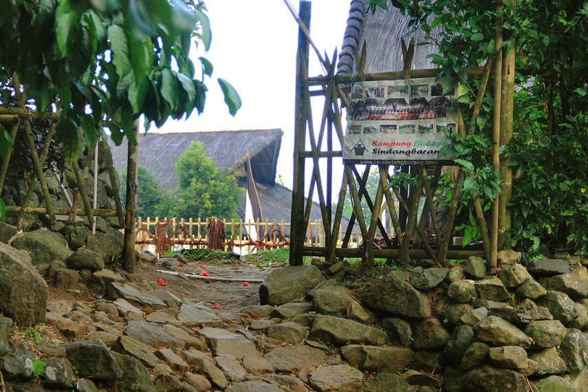 Kampung Budaya Sindang Barang merupakan komunitas warga yang ingin meneruskan kearifan lokal kasepuhan Sunda Bogor