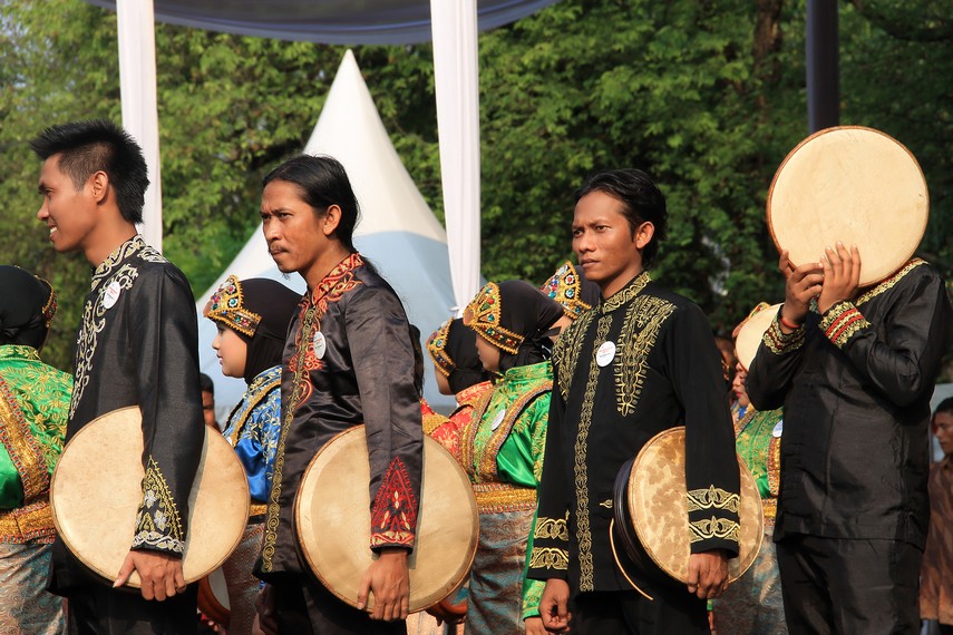 Kontingan Aceh menampilkan tari saman di hadapan Presiden dan tamu negara di istana