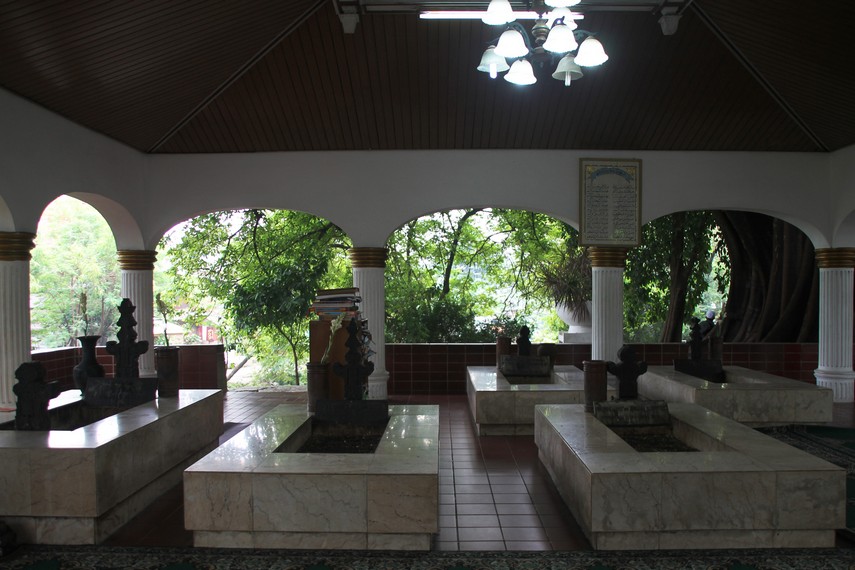 Makam Pangeran Jayakarta berada paling kiri, bersebelahan dengan makam lain yang masih memiliki hubungan kerabat