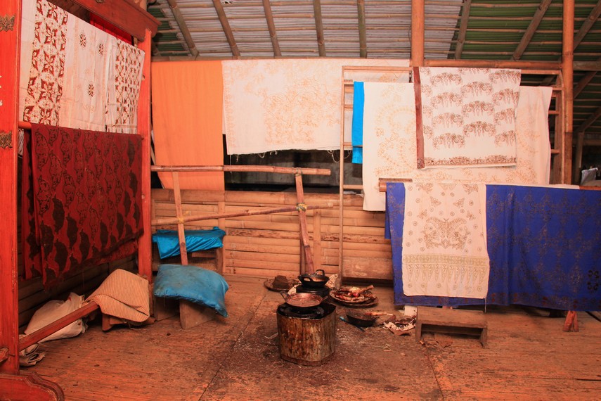 Pada bagian luar Paseban pengunjung dapat melihat langsung pembuatan batik